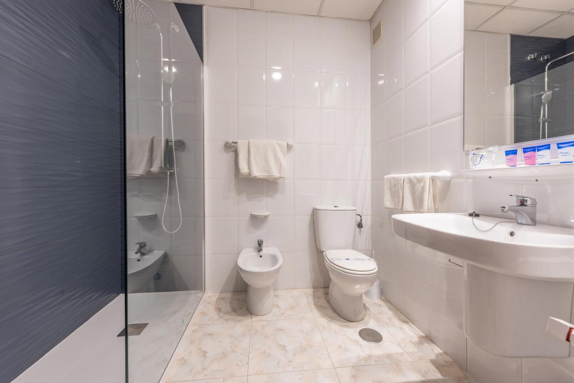 Twin Room,1589552274:JPEG